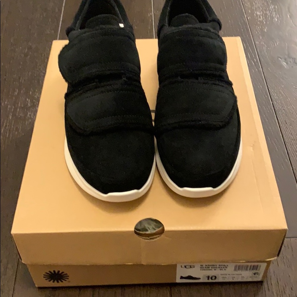 🆕- Ugg Ashby - Black Ugg Velcro Sneaker Size 10